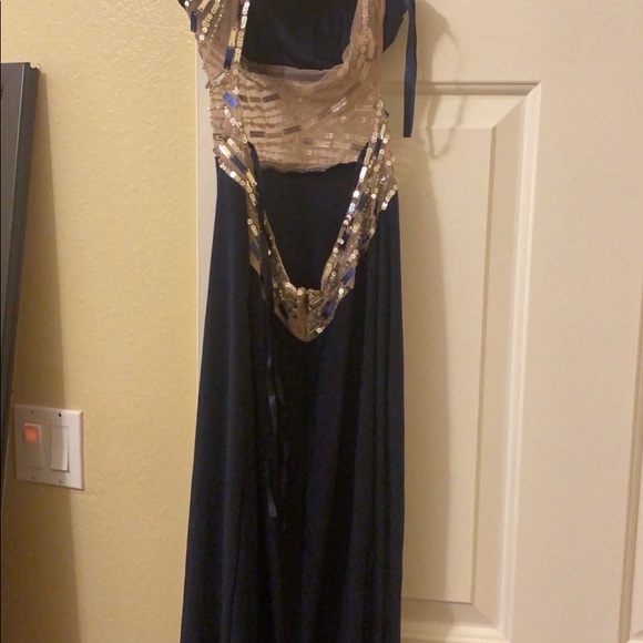 Elegant dress to wear to any formal event. - Picture 2 of 2